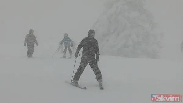 Uludağ doldu taştı! Yoğun sis ve tipiye rağmen kayak severler akın etti - 17