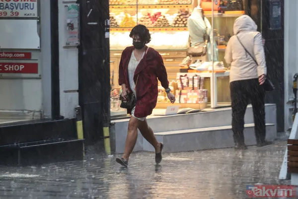 SON DAKİKA: İstanbul'da yağmur aniden bastırdı! İstiklal Caddesi'nde vatandaşlar hazırlıksız yakalandı - 12
