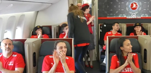 yuksekten-ucan-filenin-sultanlarina-thyden-ozel-hediyeler-1695657922352.jpeg Yüksekten uçan Filenin Sultanları'na THY'den özel hediyeler: Yurda döndüler!-3