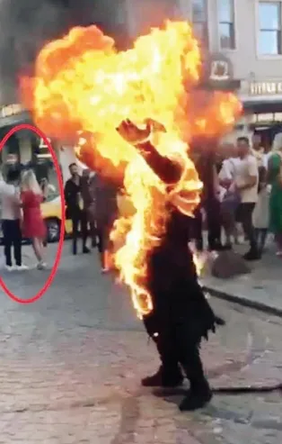 Galata'da bir kişi kendini ateşe verdi vatandaşların bazıları yardım etmek yerine ise selfie çekti