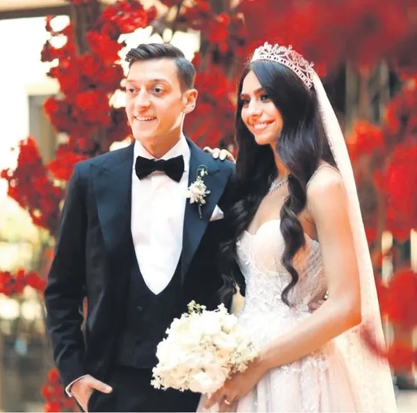 mutlu-mesut-1-yil-1591556207126.jpeg Mesut Özil ile Amine Gülşe evliliklerinin birinci yılını aşk dolu cümlelerle kutladı-1