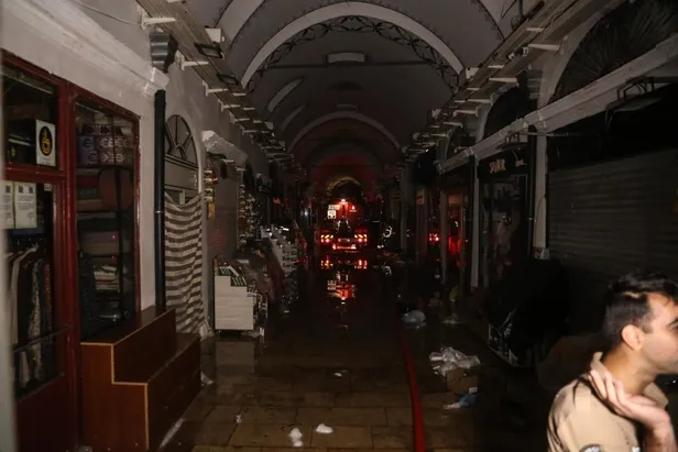 İstanbul'da Kapalıçarşı'nın çatı kısmında yangın-2