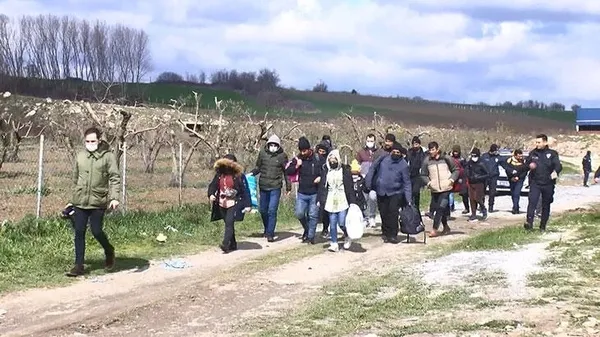 yunanistandan-multecilere-irkcilik-afganlari-kovup-ukraynalilari-aldilar-1649659813530.jpeg Yunanistan'dan mültecilere ırkçılık! Afganları kovup Ukraynalıları aldılar-4
