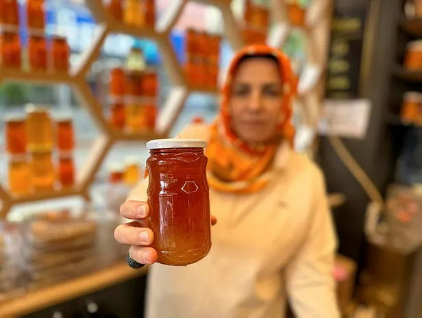 oksuruk-suruplari-rafa-kalkiyor-bu-ev-yapimi-surup-gecmeyen-oksurugu-ilac-gibi-tik-kesiyor-tamamen-ev-yapimi-1698916932995.jpg Bu ev yapımı şurup bir türlü geçmeyen öksürüğü ilaç gibi tık kesiyor! Tamamen doğal...-2