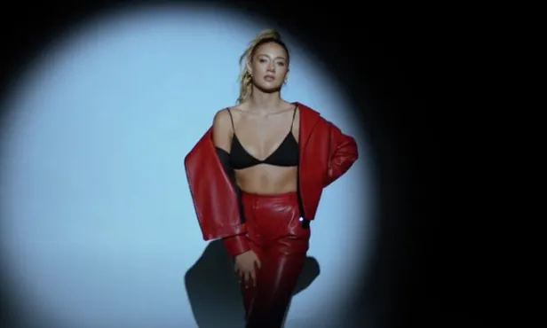 Survivor Aleyna Kalaycıoğlu'nu yerin dibine soktular ''estetikle nasıl çirkinleşilir örneği!' Şarkısının klibinde soyunsa da olmadı-5