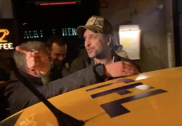 Alkol yüzünden parmakları kesilmişti... Nejat İşler ayakta durmakta zorlandı, dengesini kaybetti, başını yere çarptı-3