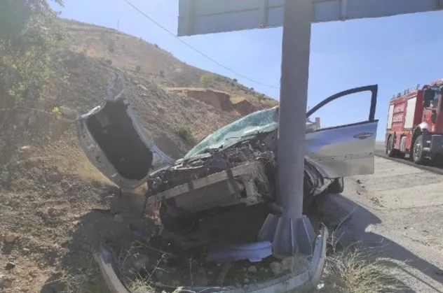 Batman'da feci kaza! Otomobil yön levhasına çarptı sürücü ağır yaralı