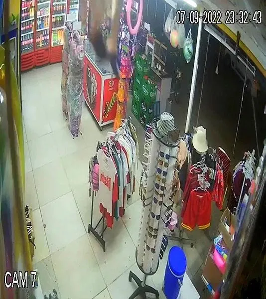 mandal-almak-isteyen-otizmli-genc-balkondan-markete-dustu-1662646522010.jpeg Mandal almak isteyen otizmli genç balkondan markete düştü-2