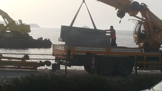 bodrum-yalikavakta-bir-garip-olay-kepce-denize-daldi-1590178681308.jpeg Bodrum Yalıkavak’ta bir garip olay! Kepçe denize daldı-3