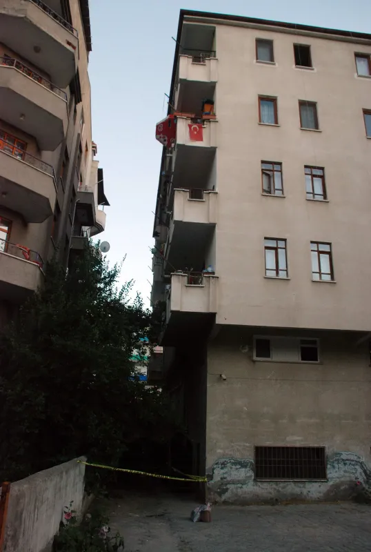 Balkondan düşen minik Poyraz hayatını kaybetti-4