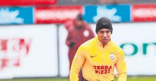 Yağmur altında hırslı çalışma