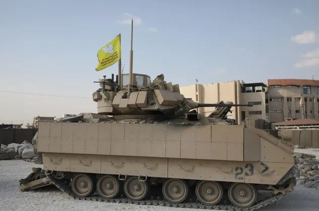 Terör örgütü YPG, ABD zırhlısına paçavralarını asıp Haseke civarında devriye attı