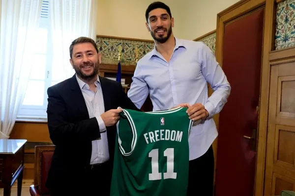 fetocu-enes-kanterin-yunan-sevgisi-once-direge-sonra-papaza-sarildi-1666351601573.jpg FETÖ'cü Enes Kanter'in Yunan sevgisi! Önce direğe sonra papaza sarıldı-4