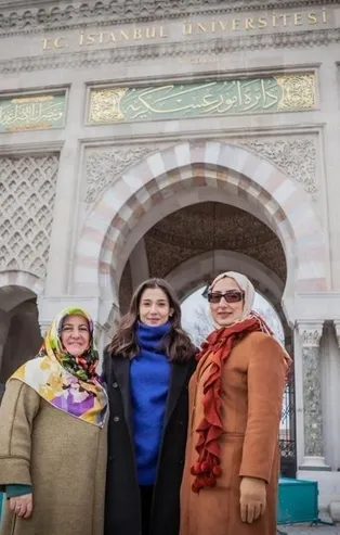 28 Şubat mağdurları Nevin Karakuş ve Asiye Erker coplandıkları üniversitenin önünde 25 yıl sonra özgürlük pozu verdi!