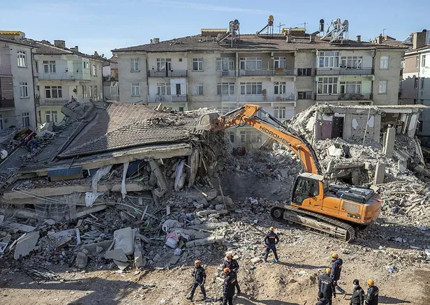 İTÜ öğretim üyelerinden Elazığ depremi açıklaması: "40 cm civarında yer değiştirme var"-1