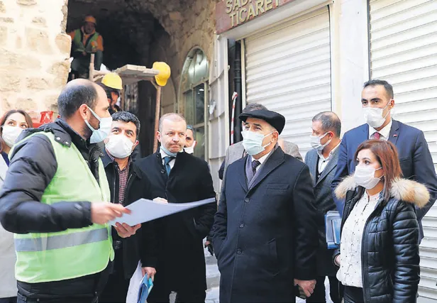 mardin-valisi-ve-buyuksehir-belediyesi-baskan-vekili-mahmut-demirtas-tarihi-binalari-yeniden-canlandiriyor-1650573344360.jpg Mardin Valisi ve Büyükşehir Belediyesi Başkan Vekili Mahmut Demirtaş tarihi binaları yeniden canlandırıyor-4