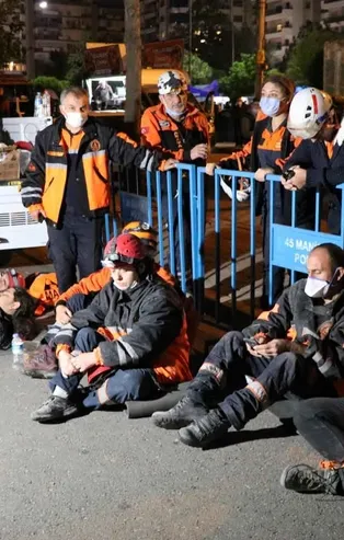 Kahramanlar İzmir'de gecesini gündüzüne katıyor!