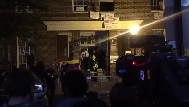 Darbeci ABD Venezuela Konsolosluğu'nu bastı
