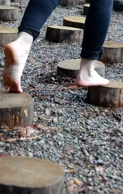 Bu yolda sadece yalın ayak yürünüyor