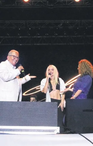 Eğerli'de konser veren Gülşen'e Halil Posbıyık'tan skandal sözler: “Kıyafeti kapalı, beğenmedim”