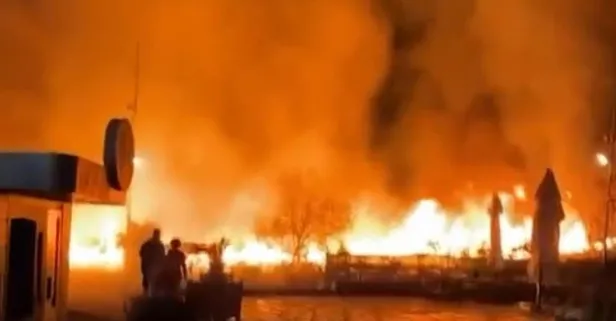 Son dakika: Beyoğlu Evlendirme Dairesi’nin bahçesinde korkutan yangın! Tahta yürüyüş yolu alev alev yandı