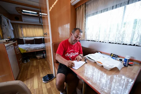 chpde-dananin-kuyrugu-kopuyor-bolu-belediye-baskani-tanju-ozcan-bugun-genel-merkezde-1689136594913.jpg CHP'de dananın kuyruğu koptu! 'Değişim' için kendini yollara vuran Tanju Özcan'dan Genel Merkez Kılıçdaroğlu'na bombardıman: Koltuk fırlattı-4