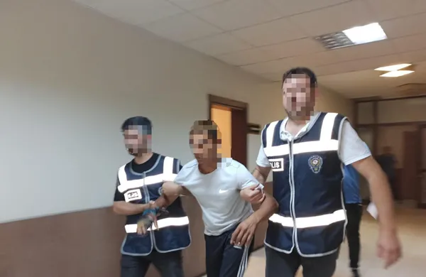 hirsizlik-sucundan-25-yil-hapis-cezasiyla-aranan-sahis-bazanin-icinde-yakalandi-1654582528196.jpg Hırsızlık suçundan 25 yıl hapis cezasıyla aranan şahıs bazanın içinde yakalandı-2