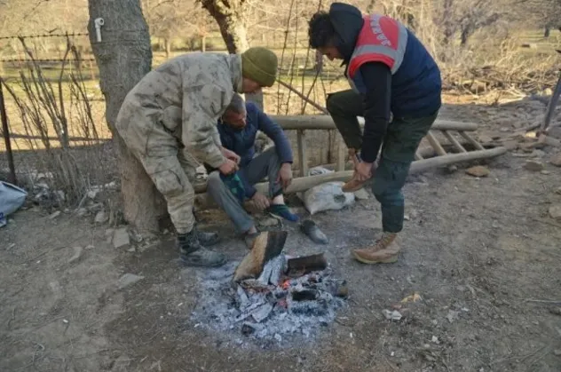 Elazığ'da duygulandıran görüntü! Asker çorabını çıkartıp depremzedeye giydirdi