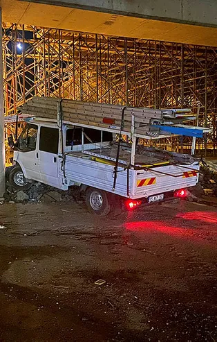 Zonguldak'ta kontrolden çıkan kamyonet viyadük inşaatına daldı