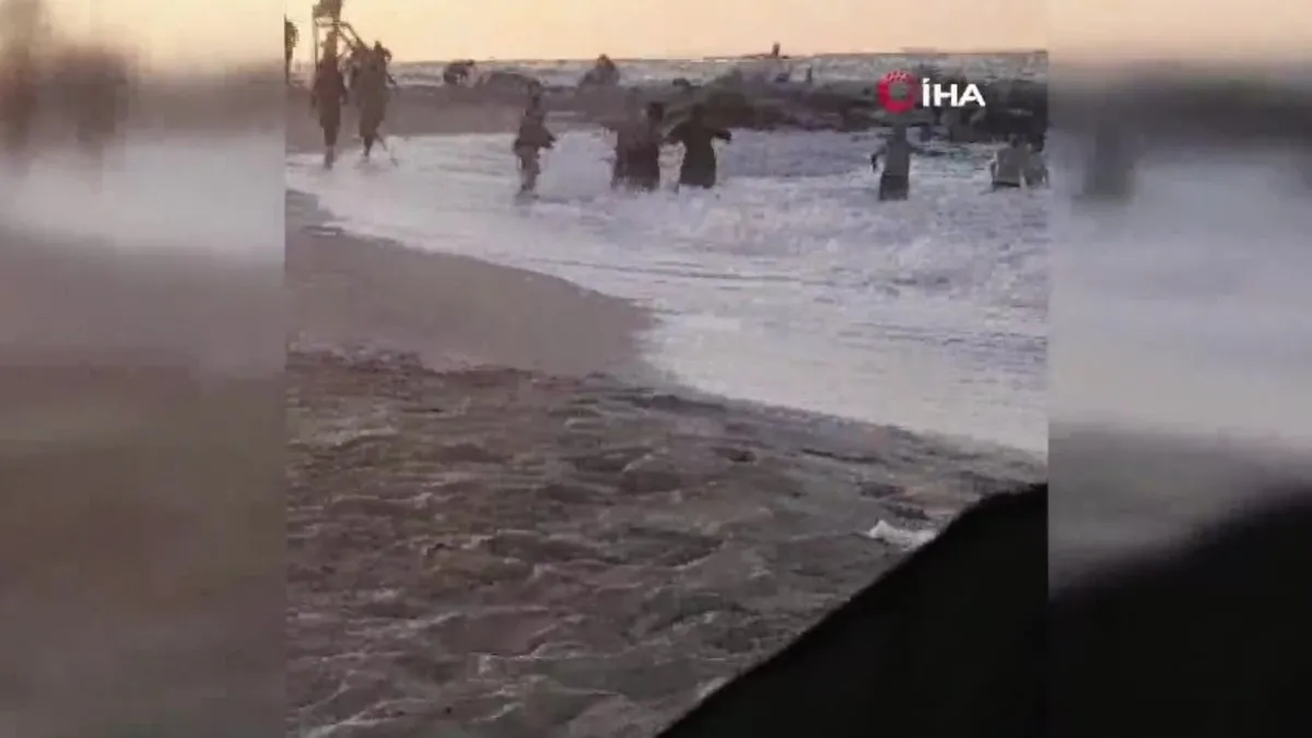 Karaburun Sahili'nde bir kadın boğulma tehlikesi geçirdi! Vatandaşlar o anları görüntüledi