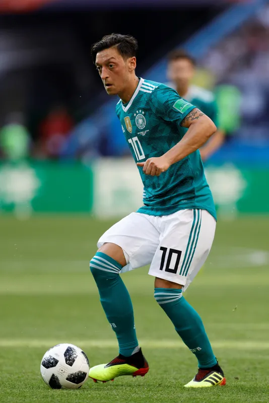 Alman holiganlar Mesut Özil'e saldırdı - 10