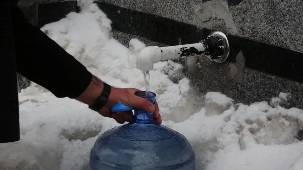 uludagda-ayi-suyu-icilir-mi-10-derecede-ayi-cesmesinden-su-icmek-icin-saatlerce-bekliyorlar-1644043898143.jpg Uludağ'da Ayı suyu içilir mi? -10 derecede Ayı çeşmesinden su içmek için saatlerce bekliyorlar-9