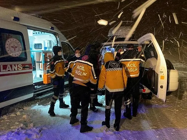 Kırşehir'de sağlık ekibi hastaya oksijen tüpünü omzunda taşıyarak ulaştırdı-3