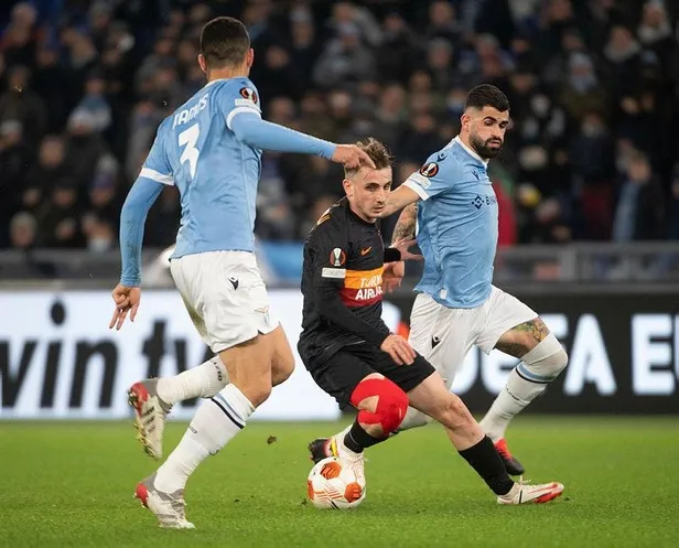galatasaray-sarinin-takimi-lazio-ile-berabere-kaldi-avrupa-liginde-adini-son-16ya-yazdirdi-1639089718715.jpeg Galatasaray Sarrı'nin takımı Lazio ile berabere kaldı Avrupa Ligi'nde adını son 16’ya yazdırdı-2