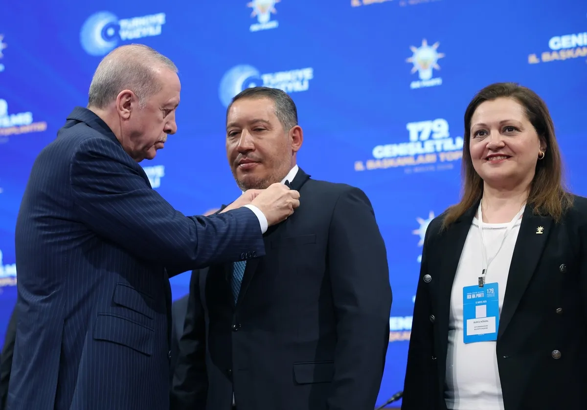 baskan-erdogandan-chpye-tepki-meyhane-jargonuyla-siyaset-acigi-kapatilmaz-1778600327172.jpeg Başkan Erdoğan'dan CHP'ye tepki: Meyhane jargonuyla siyaset açığı kapatılmaz-3