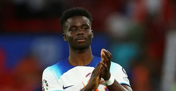 Arsenal'li Saka'dan depremzedelere destek!