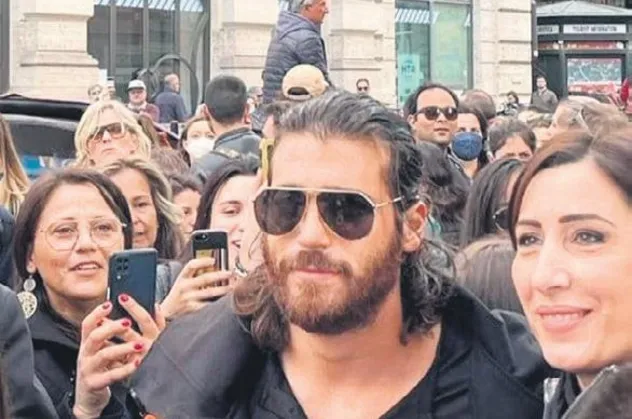 Can Yaman İtalya'yı salladı! Roma sokaklarında izdihama sebep oldu