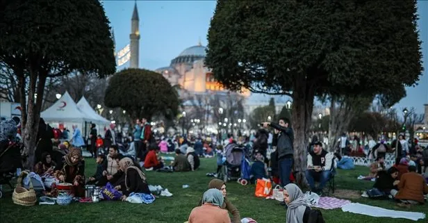 Sultanahmet Meydanı’nda ilk iftar heyecanı!