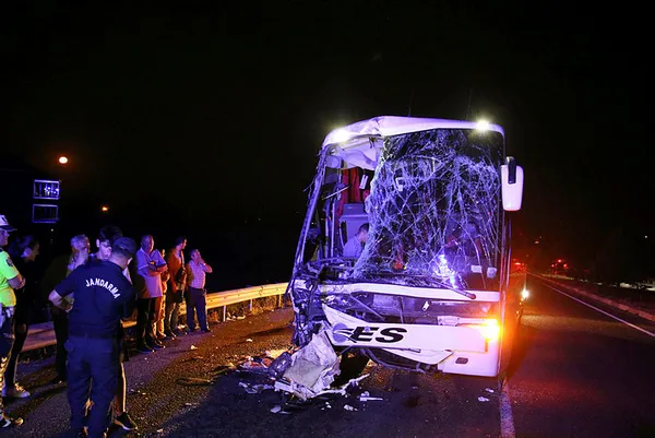 Uşak'ta bir yolcu otobüsü tıra çarptı! 1 ölü, 43 yaralı-3