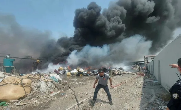 Son dakika: İzmir Bornova'daki geri dönüşüm tesisinde yangın çıktı-3