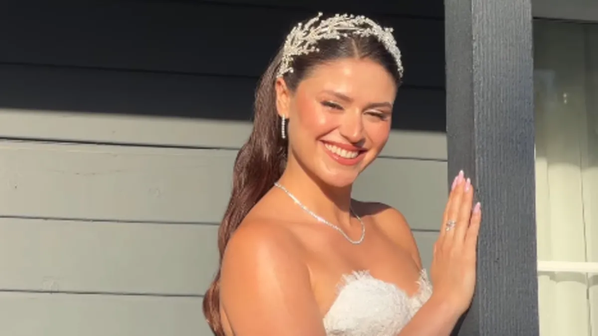 Survivor Ayşe Yüksel ile Sercan Saray evlendi: Yağmur altında düğün dansı!