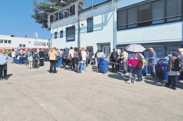 Almanya'da aşevi kuyruğu! Halk bedava yemek için uzun kuyruklar oluşturdu