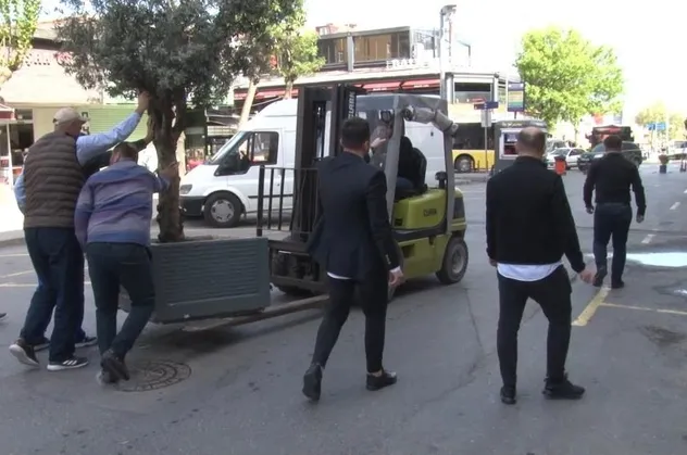 Ümraniye'de İBB yaya yolunu İSPARK'a çevirdi: Esnaf isyan etti yolu saksılarla kapattı
