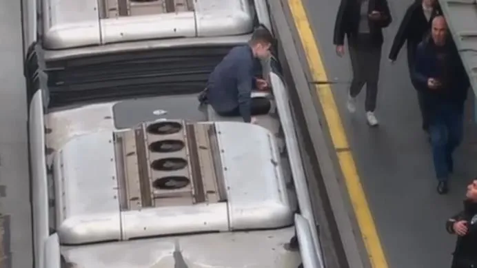 the-wang-videoz-nickili-sosyal-medya-fenomeni-izlenme-ugruna-canini-tehlikeye-atti-metrobusun-uzerinde-yolculu-1704295681523.jpeg 'The wang videoz' nickli sosyal medya fenomeni izlenme uğruna canını tehlikeye attı! Metrobüsün üzerinde yolculuk yaptı-4