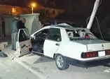 Kontrolden çıkan otomobil karşı şeritteki bahçe duvarını yıktı: 3 yaralı