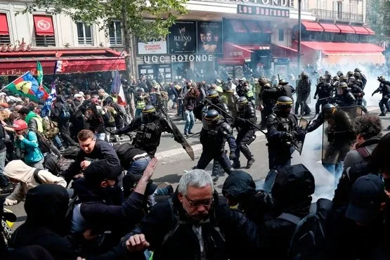 Fransa'da sarı yeleklilerin gösterileri devam ediyor-1