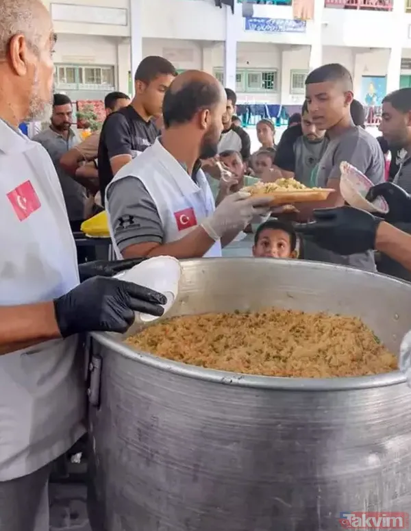 Eski Oyuncu Gamze Özçelik'in Kurucusu Olduğu Umuda Koşanlar Derneği, Yaşanan Korkunç Olayların Ardından Sıcak Yemek Dağıtımına Başlamıştı.