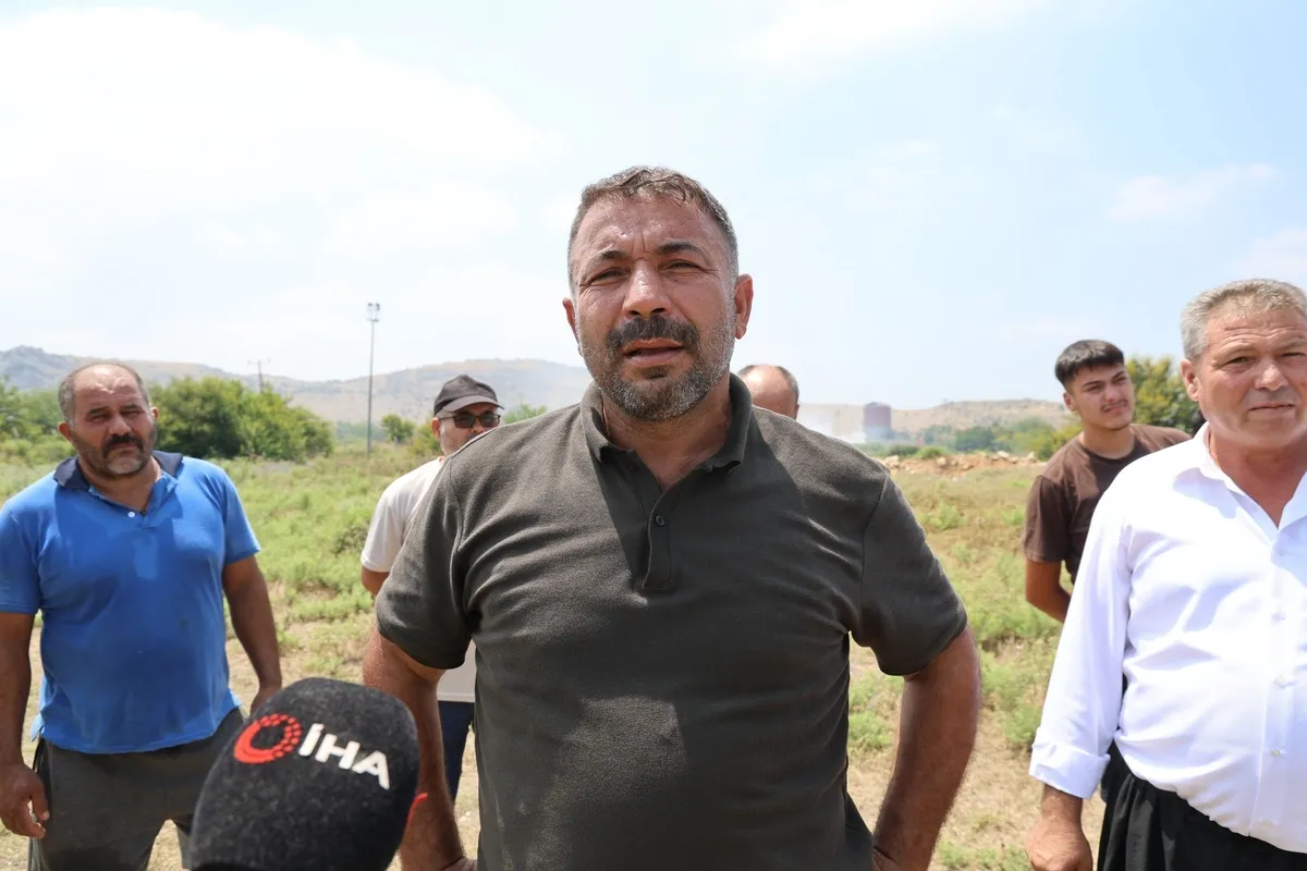 1783927733920.jpeg CHP'li Adana Büyükşehir Belediyesi'nin çevre vurdumduymazlığı vatandaşı isyan ettirdi: Çöp yangını ve ağır koku mahalleliyi nefessiz bıraktı-4