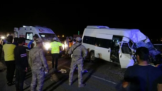 Diyarbakır'da akşam vakti korkunç kaza! Minibus, duran tıra arkadan çarptı: 1 kişi öldü-3