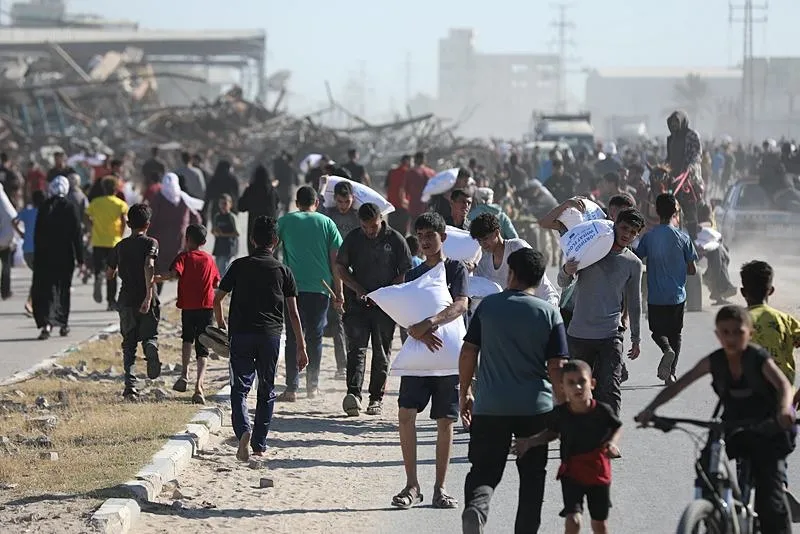 Filistinliler 2. gününde de Gazze'deki yardım dağıtım noktasına akın etti. (AA)